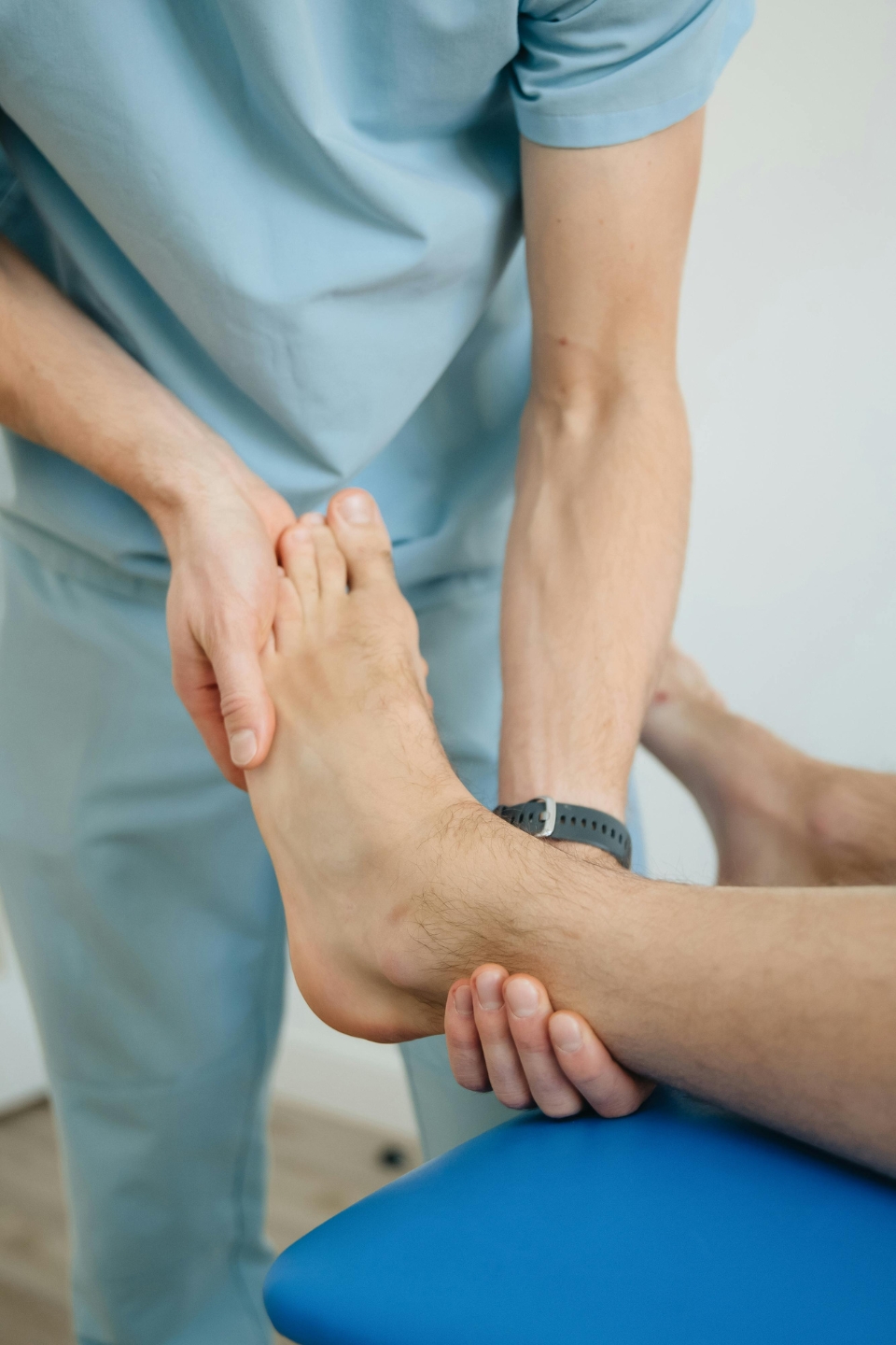 clinica-del-dolor-especialitat Doctor realitzant comprovacions de dolor a la cama i peu